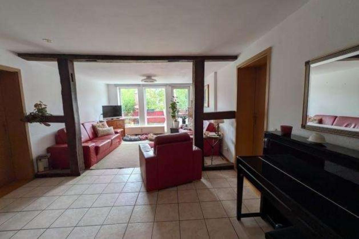 Ein helles Wohnzimmer im Erdgeschoss