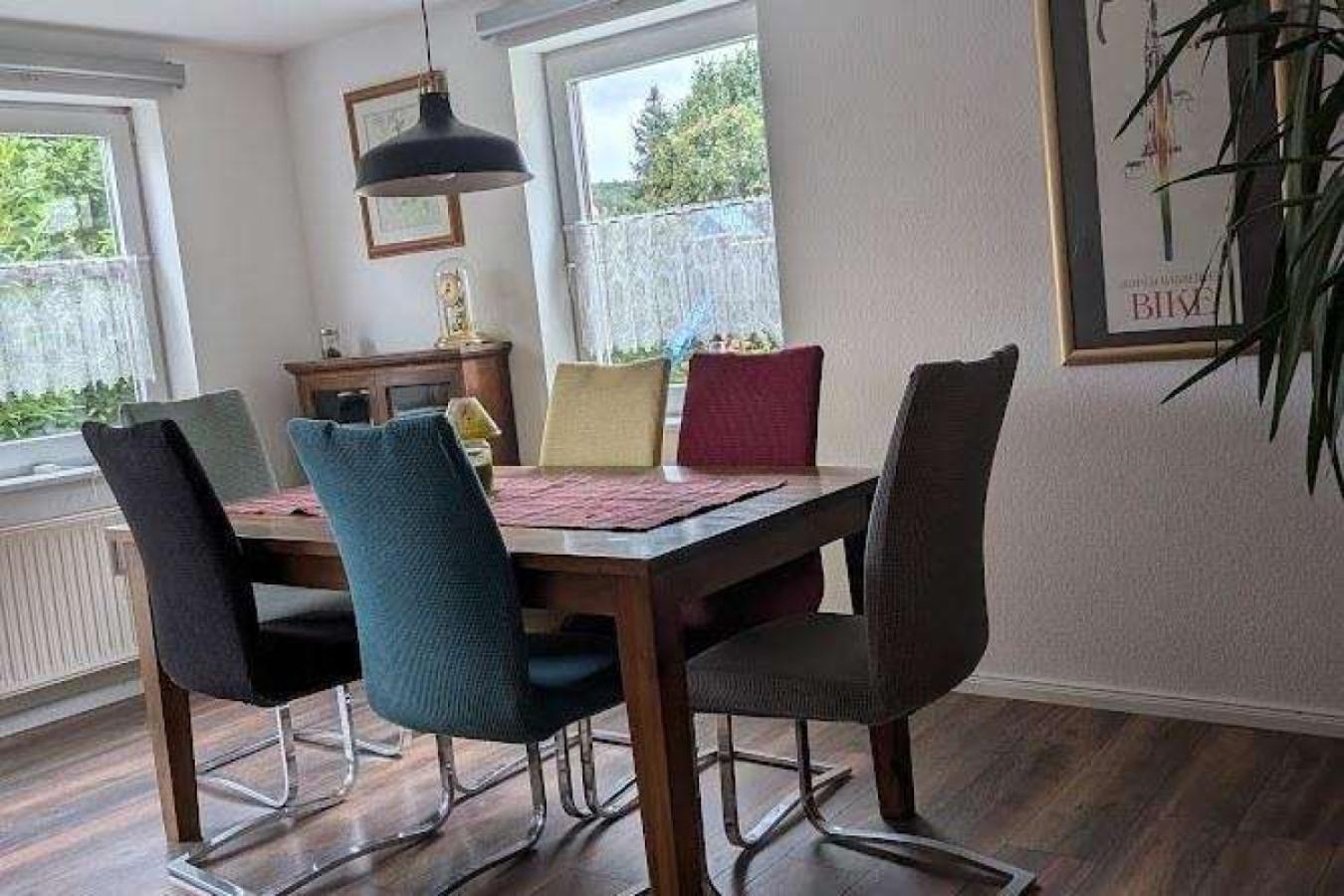 Das Esszimmer bietet auch den Zugang zur Terrasse