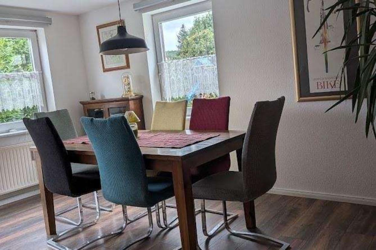 Das Esszimmer bietet auch den Zugang zur Terrasse