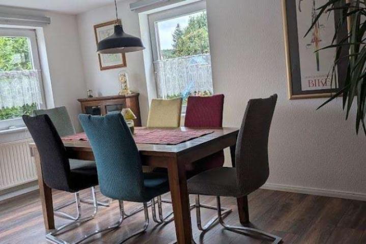 Das Esszimmer bietet auch den Zugang zur Terrasse