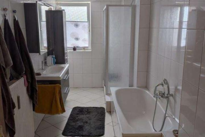 Bad im Erdgeschoss mit Fenster und Badewanne