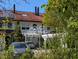 Eingangseite mit 2 Carports
