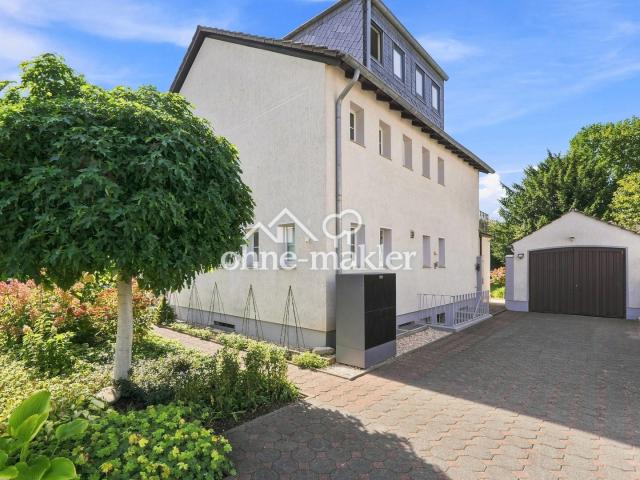 Einfahrt mit Garage