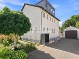 Einfahrt mit Garage