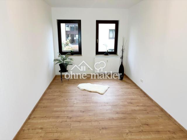 Schlafzimmer m. Fenstern
