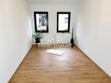 Schlafzimmer m. Fenstern