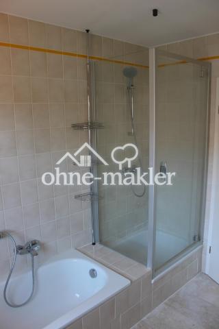 Bad Dusche und Badewanne