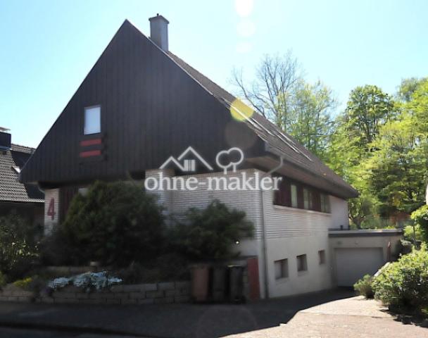 Straßenseite mit Garage