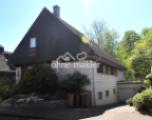 Straßenseite mit Garage