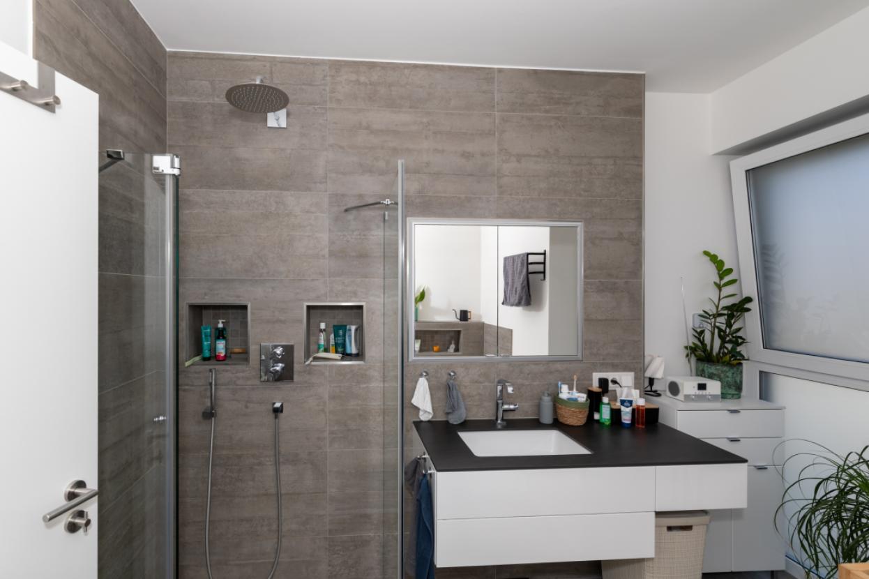 Bad 1 mit Badewanne und Dusche