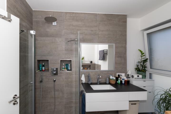 Bad 1 mit Badewanne und Dusche