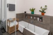 Bad 1 Mit Badewanne und Dusche
