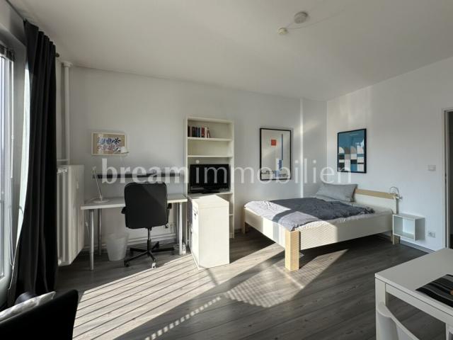 Zimmer mit Einrichtung