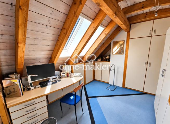 Arbeitsplatz mit viel Stauraum