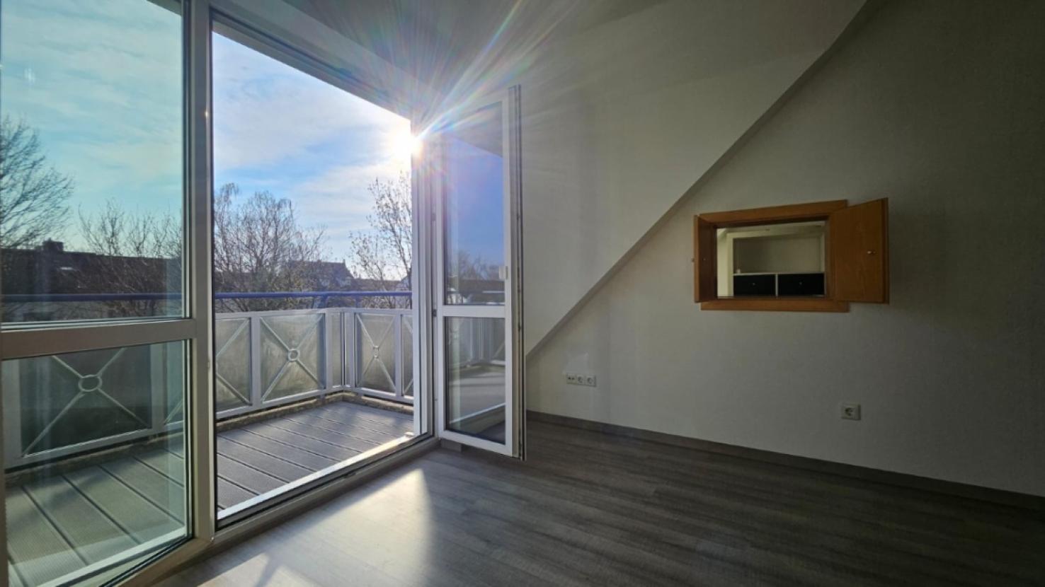 Blick aus dem Wohnzimmer über den Balkon ins Freie