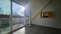 Blick aus dem Wohnzimmer über den Balkon ins Freie