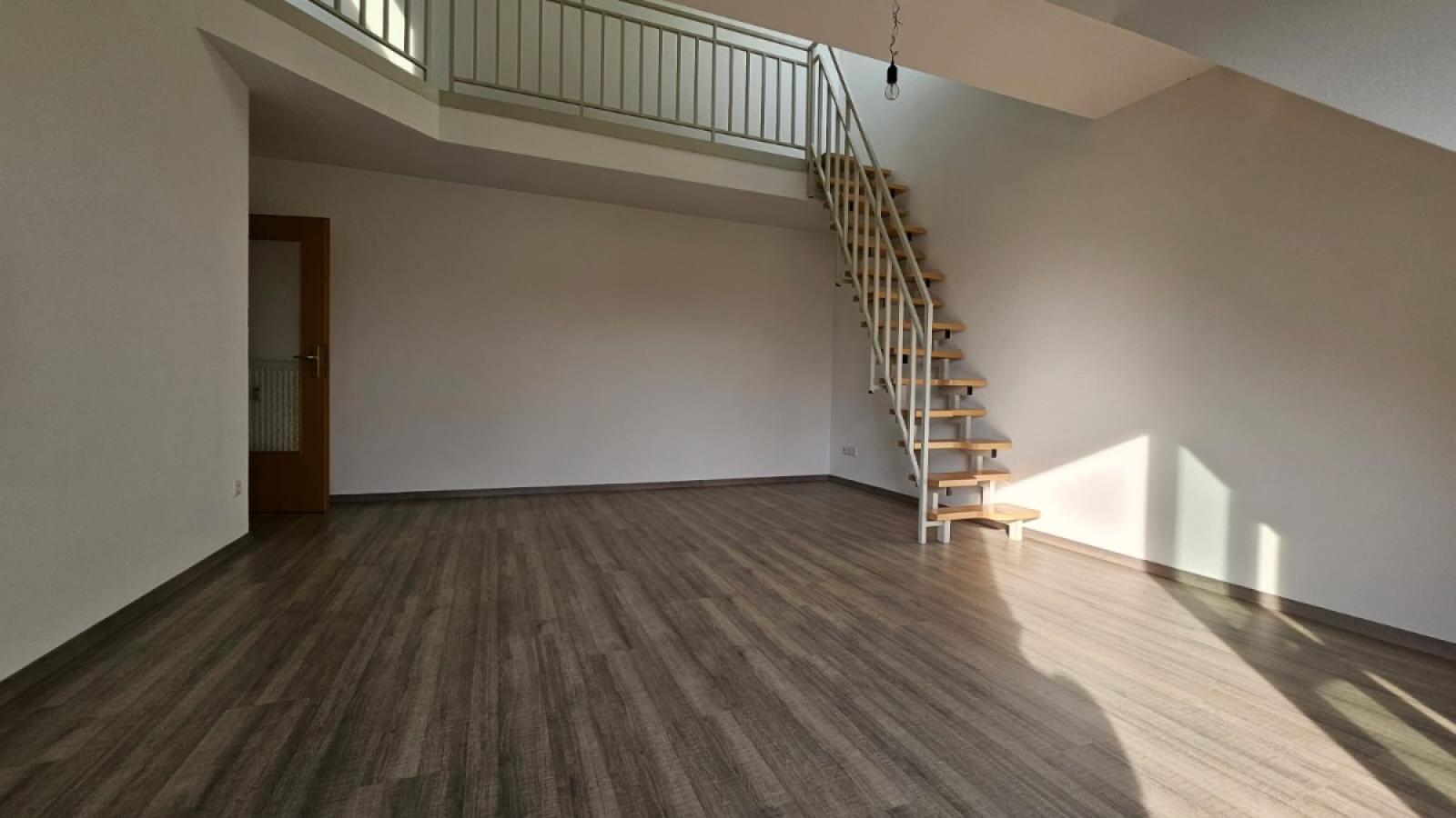 Blick vom Balkon ins Wohnzimmer