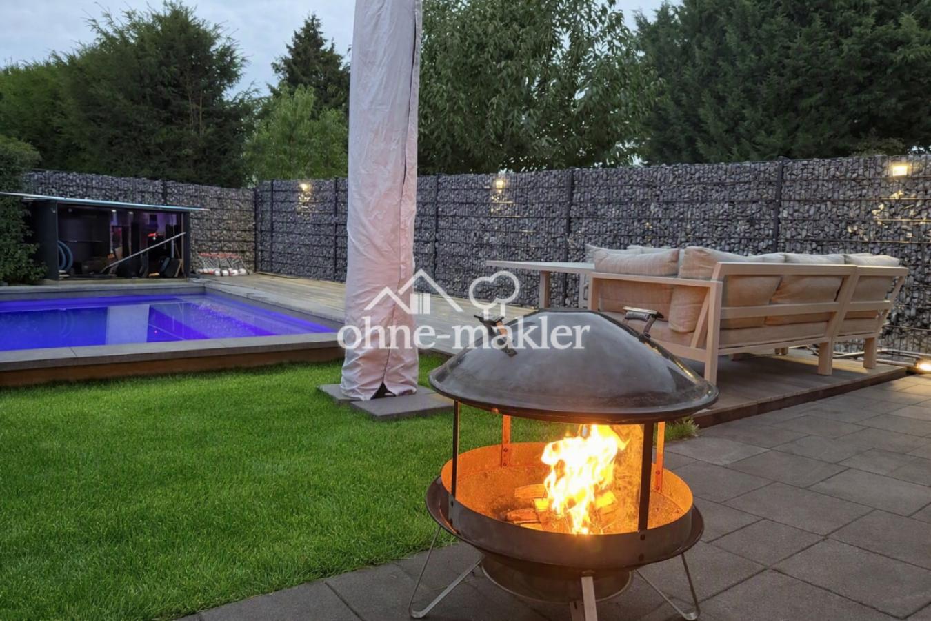 Pool_Holzdeck_Rasen mit KI
