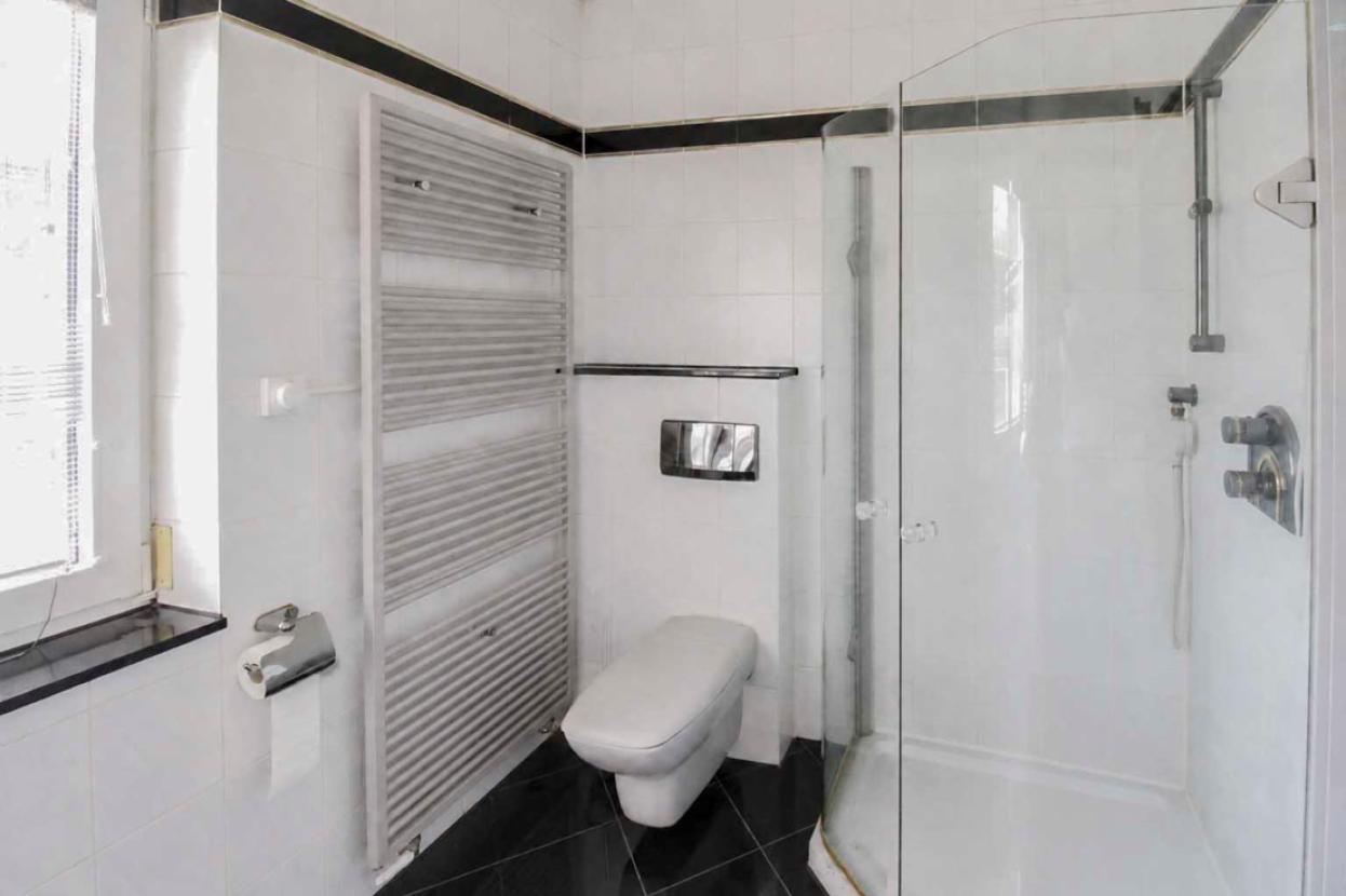 Badezimmer mit Dusche