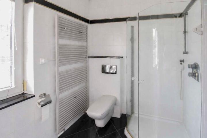 Badezimmer mit Dusche