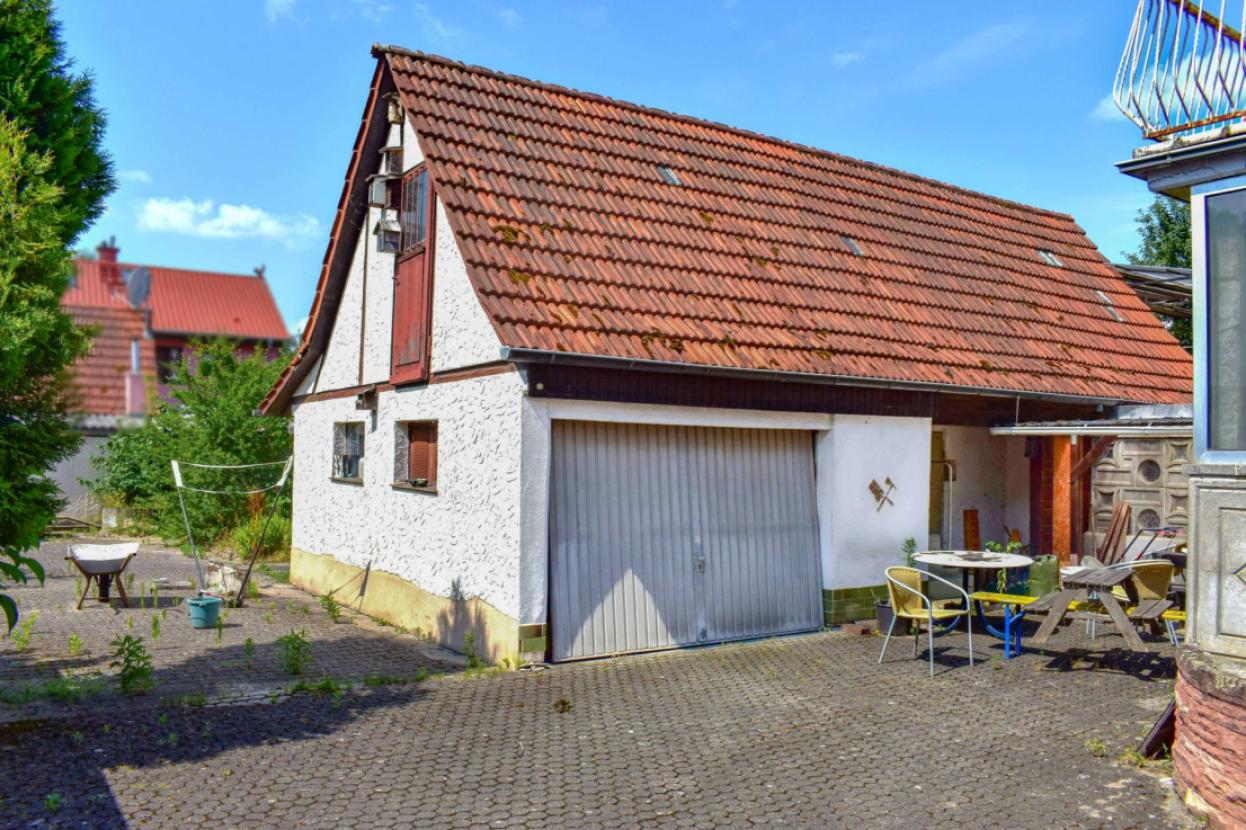 Nebengebäude mit Garage