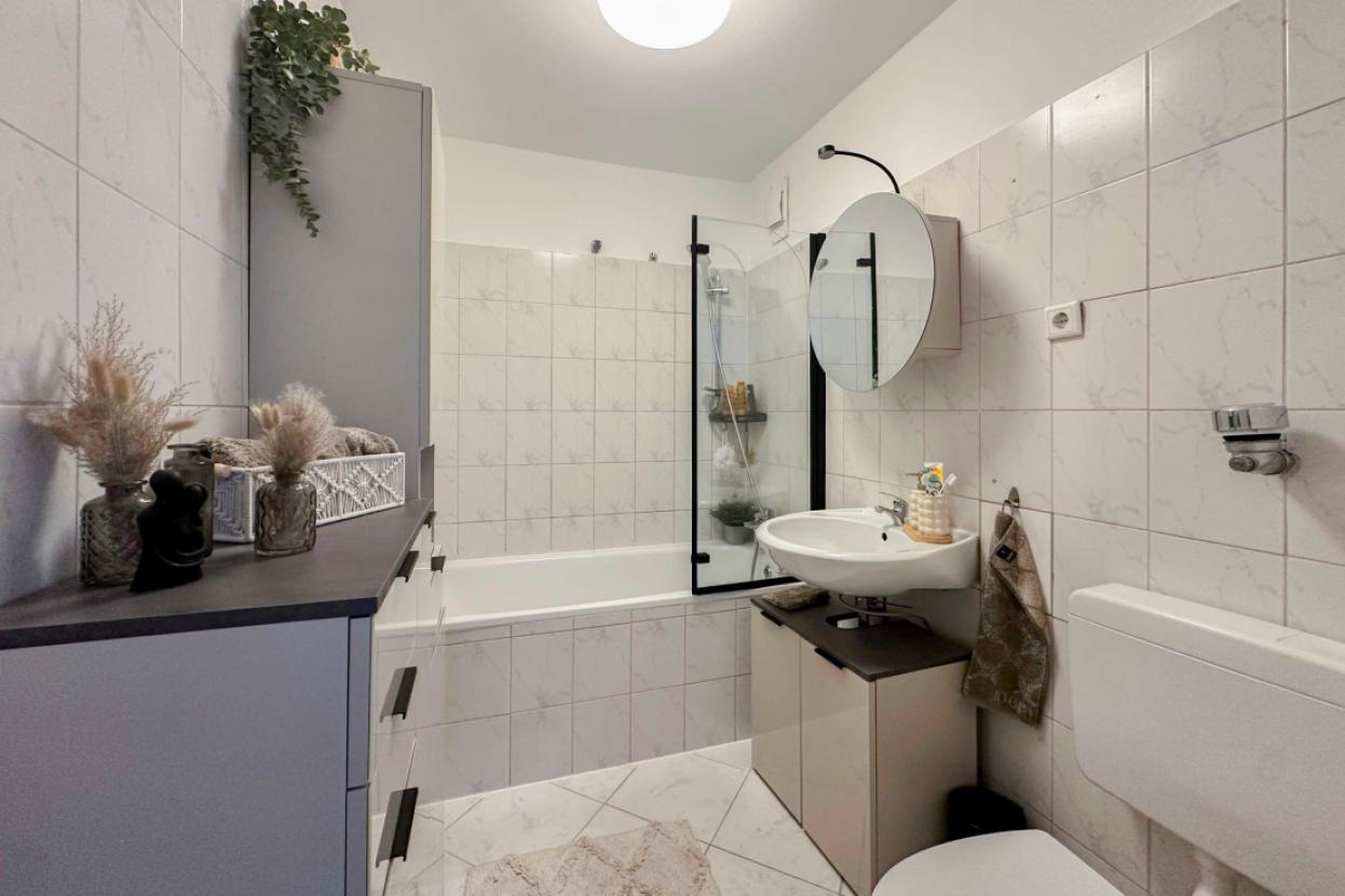 Badezimmer mit Duschwanne