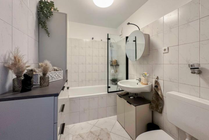 Badezimmer mit Duschwanne