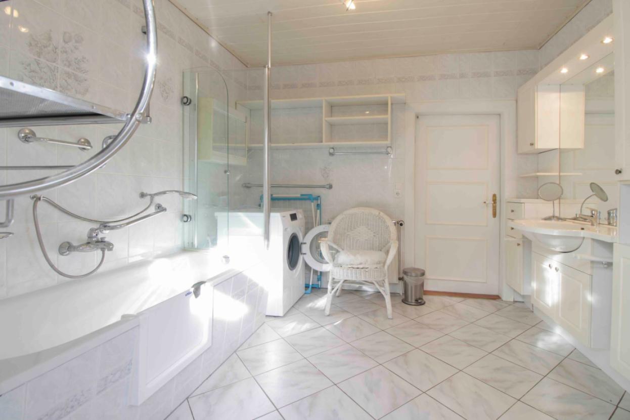 Badezimmer mit Badewanne EG