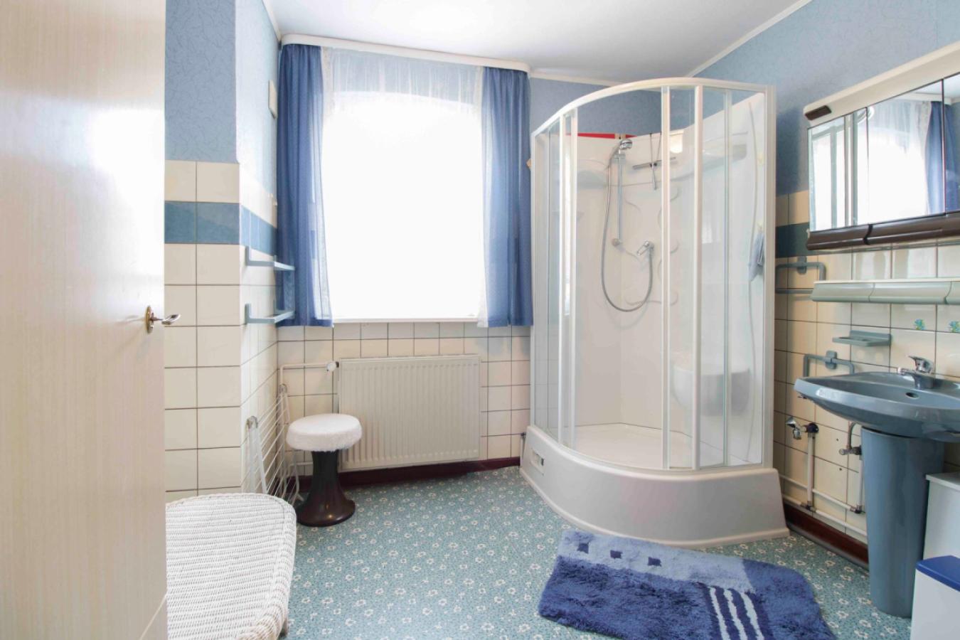 Badezimmer mit Dusche OG