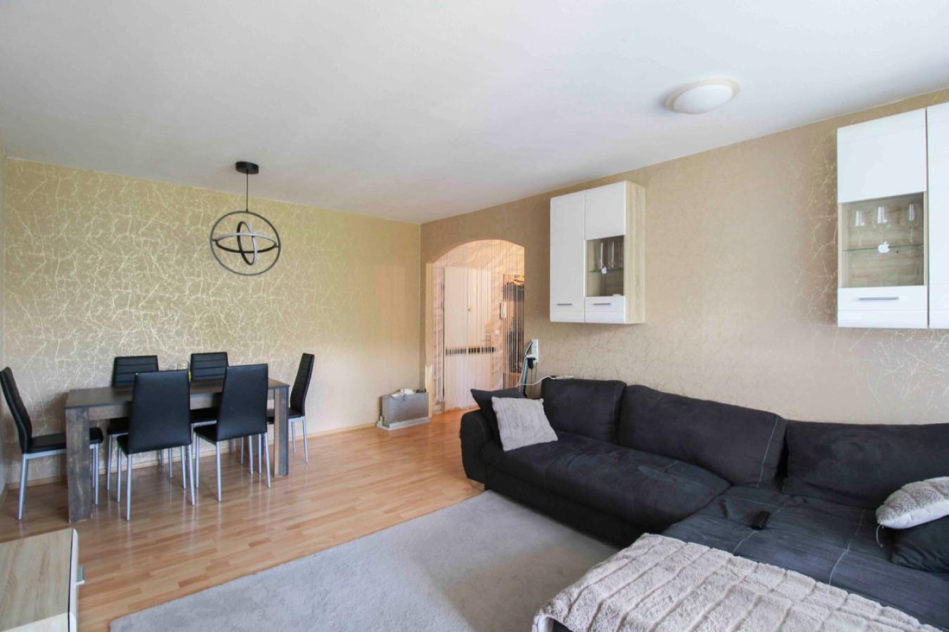 6 Wohnzimmer