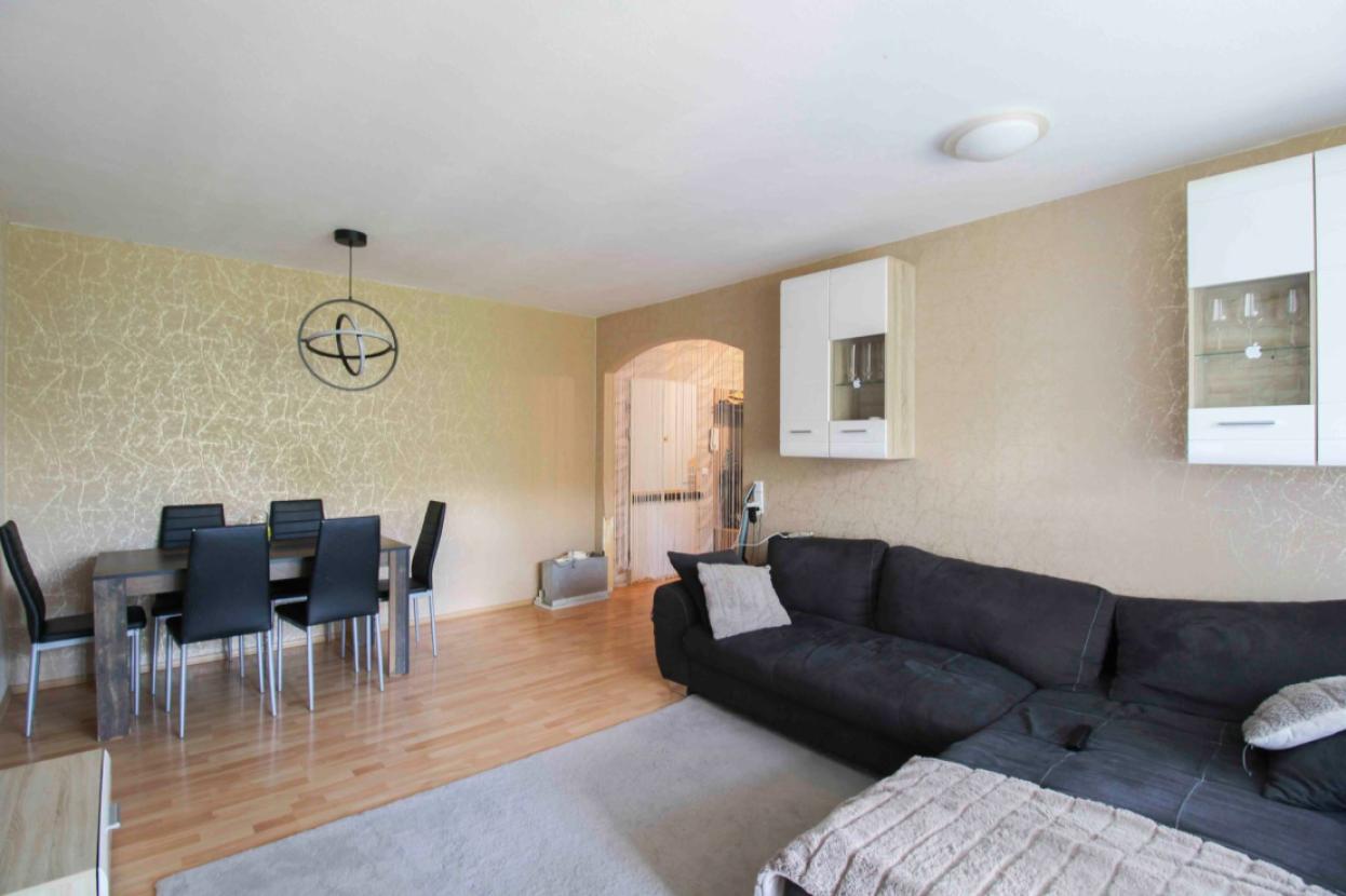 6 Wohnzimmer