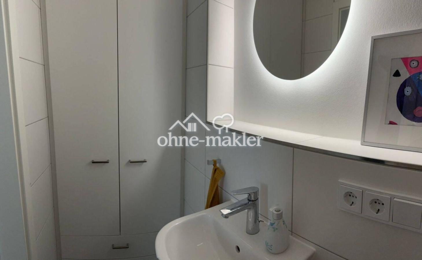 Gäste-WC mit Schrank / Dusche