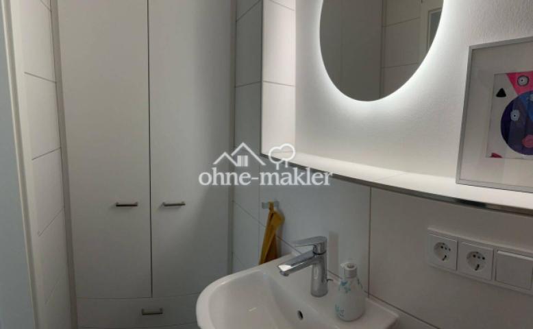 Gäste-WC mit Schrank / Dusche