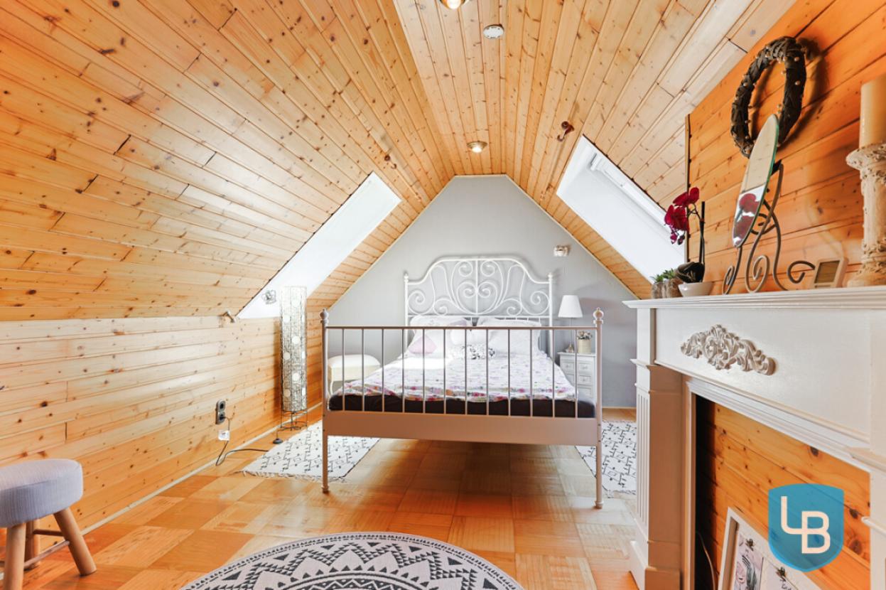 Zimmer im Spitzboden