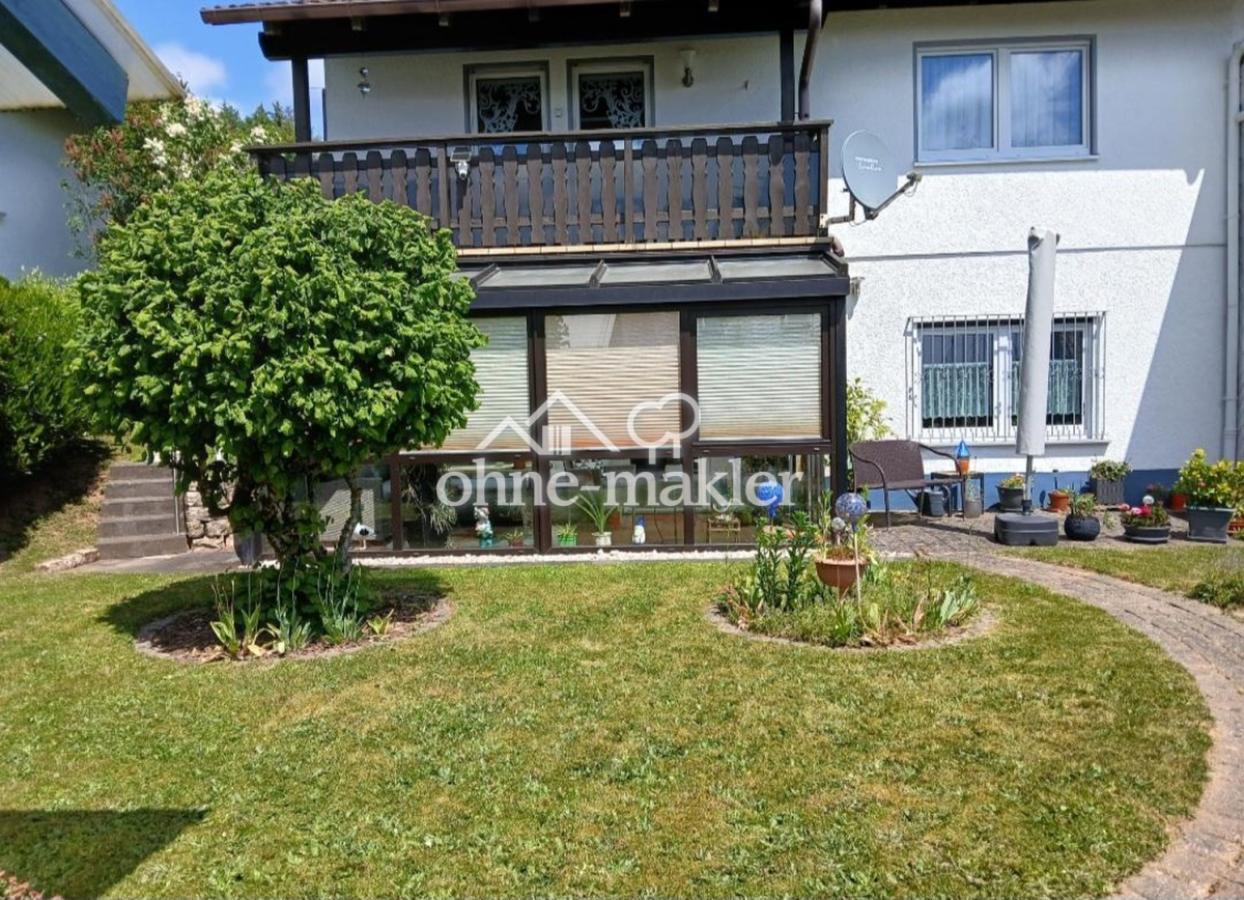 Südeite mit gepflegtem Garten
