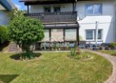 Südeite mit gepflegtem Garten