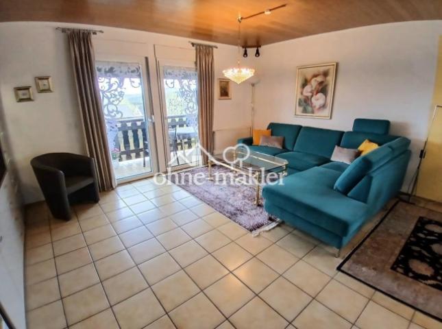 Wohnzimmer mit Balkon