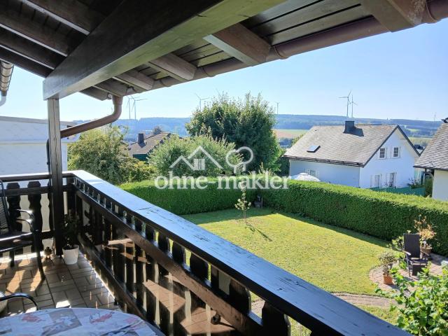 Balkon-Blick in den Garten