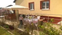 Erdterrasse mit Pavillon