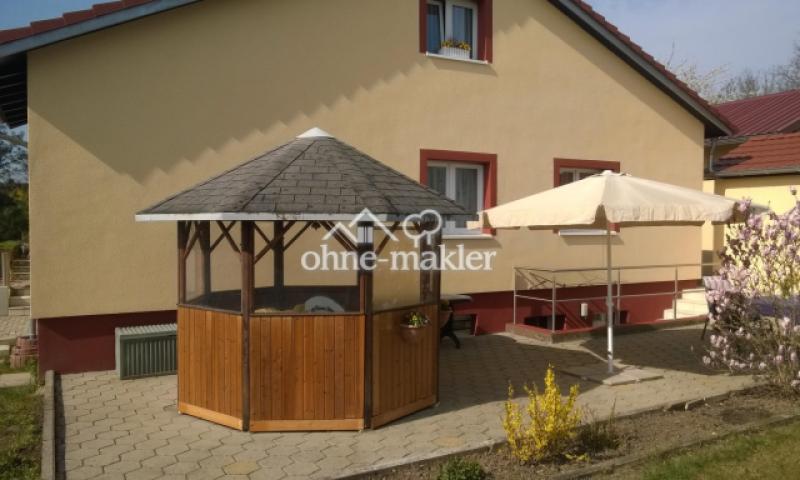 Erdterrasse mit Pavllon