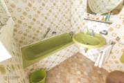 Eine Badewanne zum Entspannen ist vorhanden