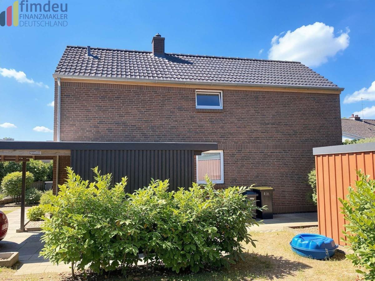 Seitenansicht  mit Carport und Geräteschuppen