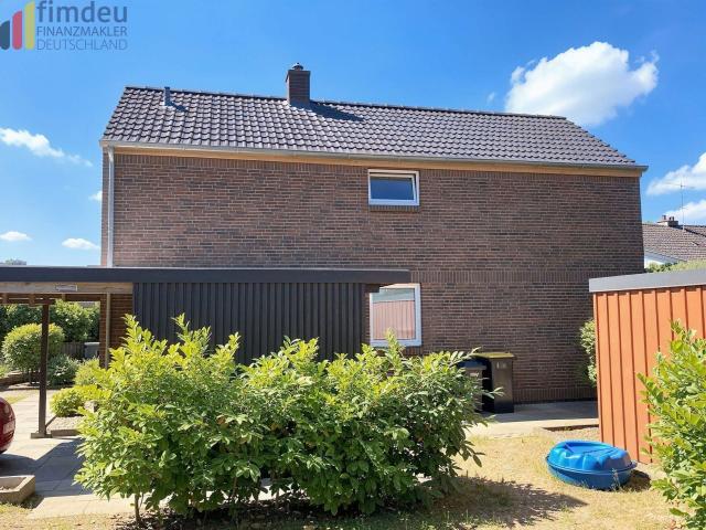 Seitenansicht  mit Carport und Geräteschuppen