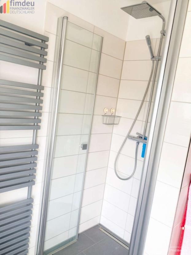 Modernisiertes Bad mit großzügiger Dusche