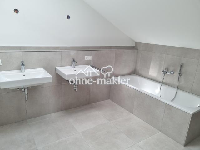 Bad 2 Waschtischen u.Badewanne