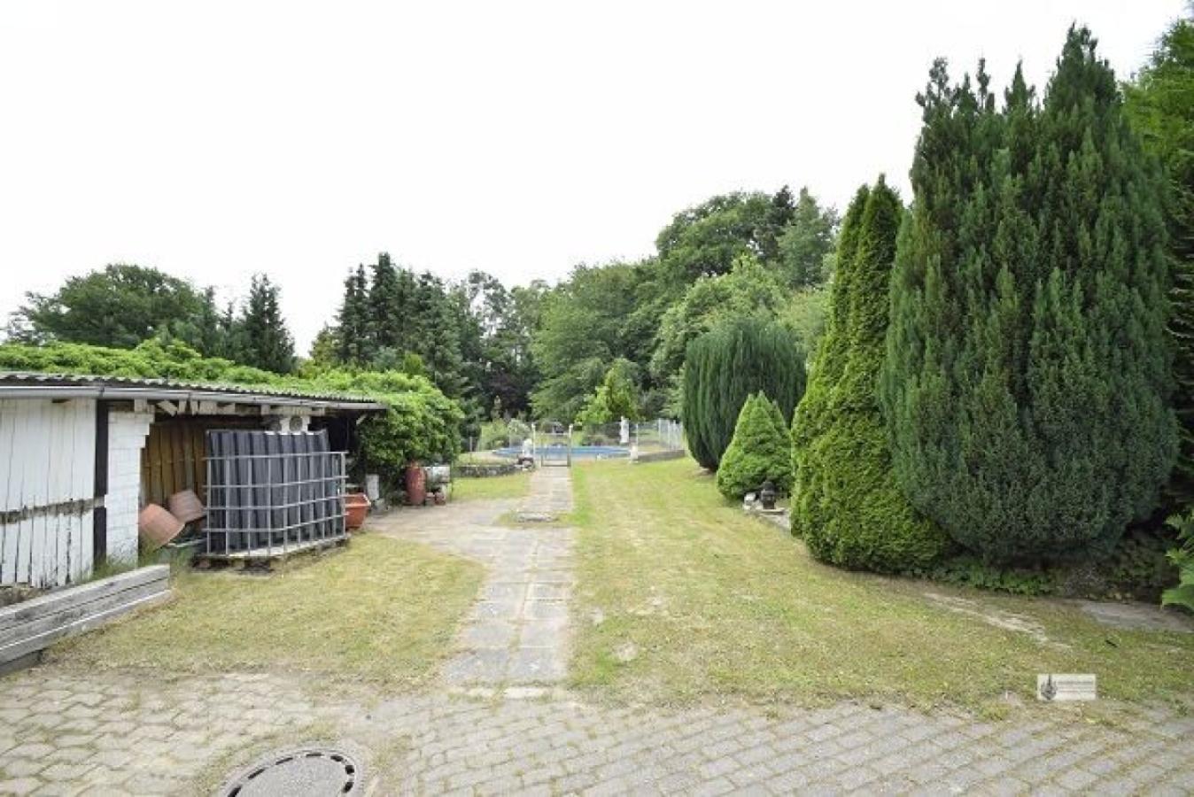 Blick in die Tiefe des Gartens