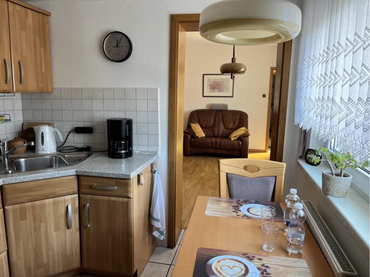 Küche mit Blick ins Wohnzimmer 1