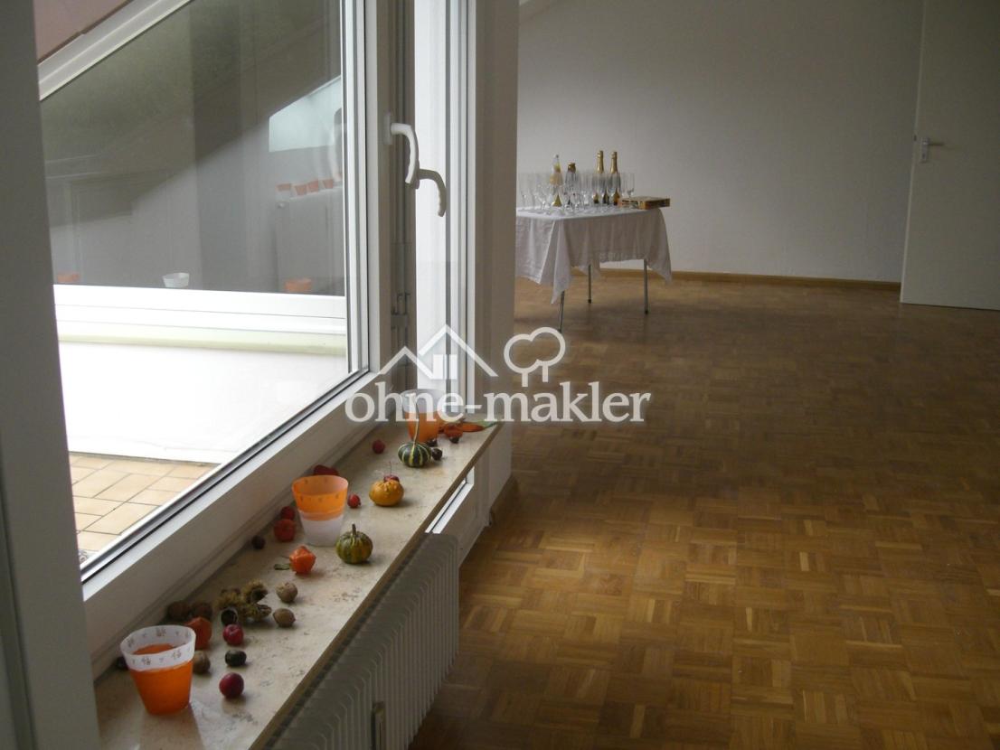Wohnzimmer leer mit Balkon