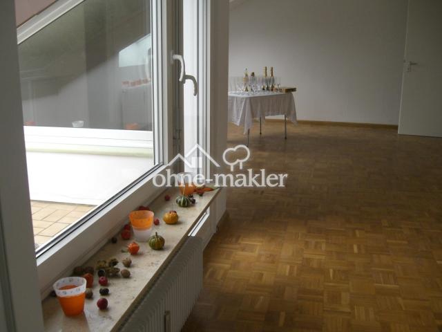 Wohnzimmer leer mit Balkon
