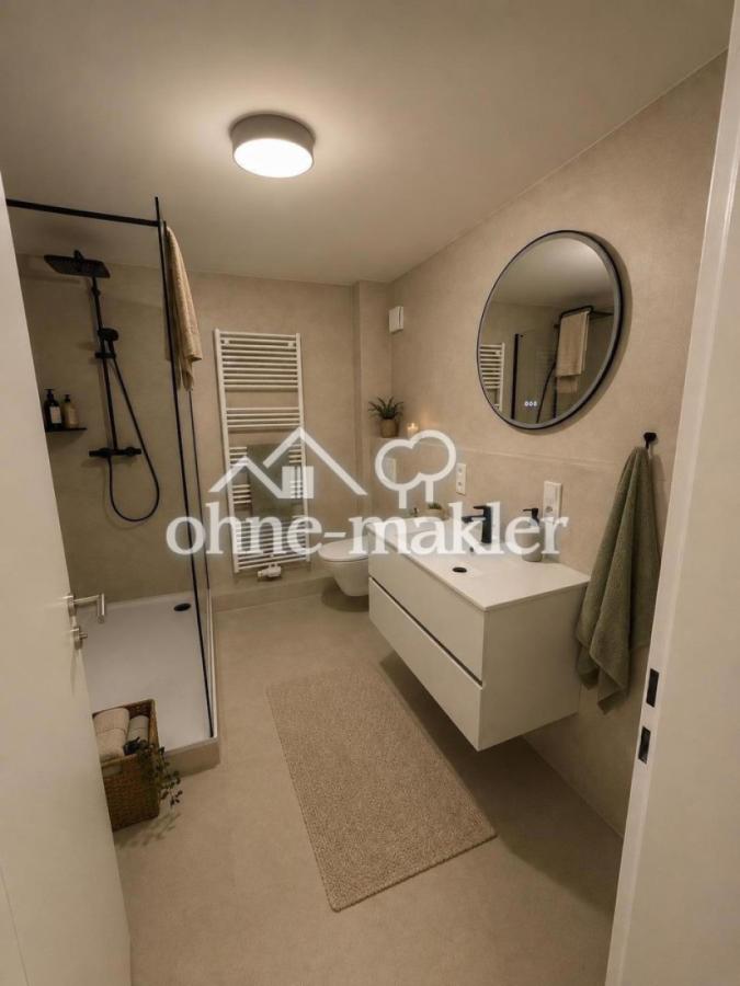 Badezimmer-virtuell möbeliert